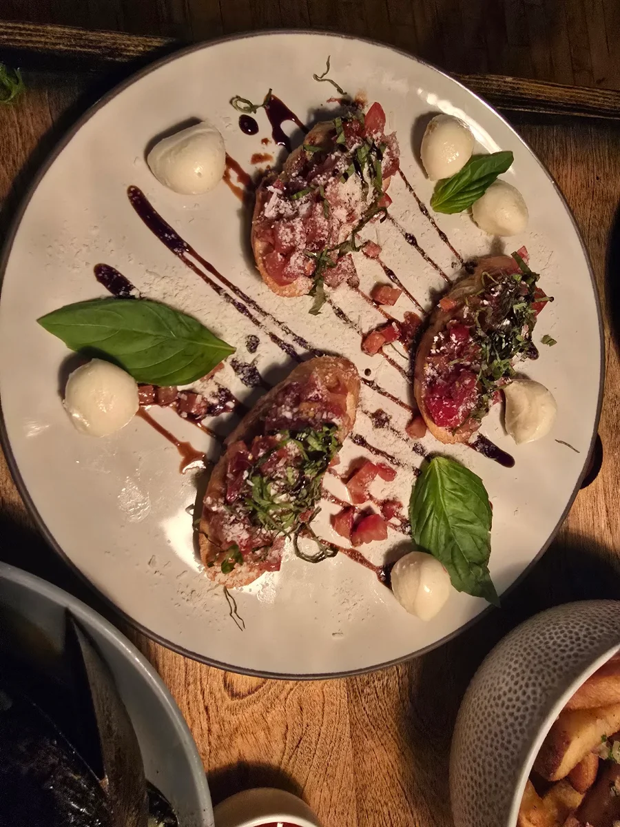Food & drink, No. 4 Restaurant & Bar