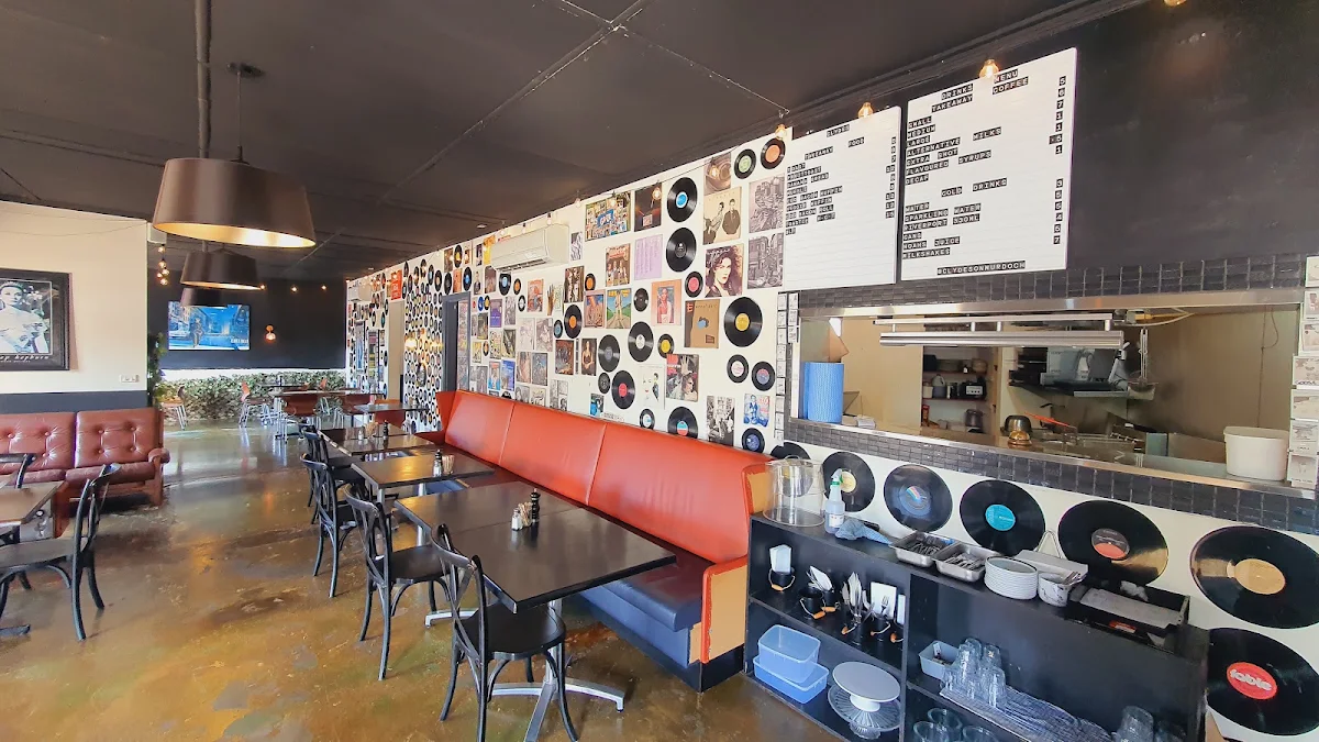 Vibe, Clydes on Murdoch