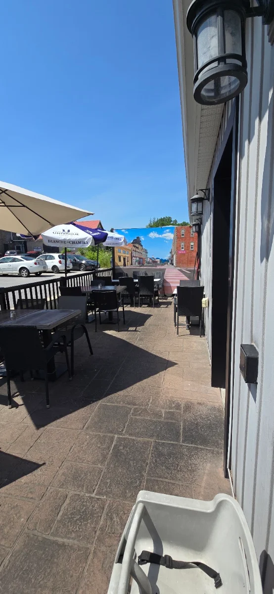 Vibe, Moody's Bar and Grill