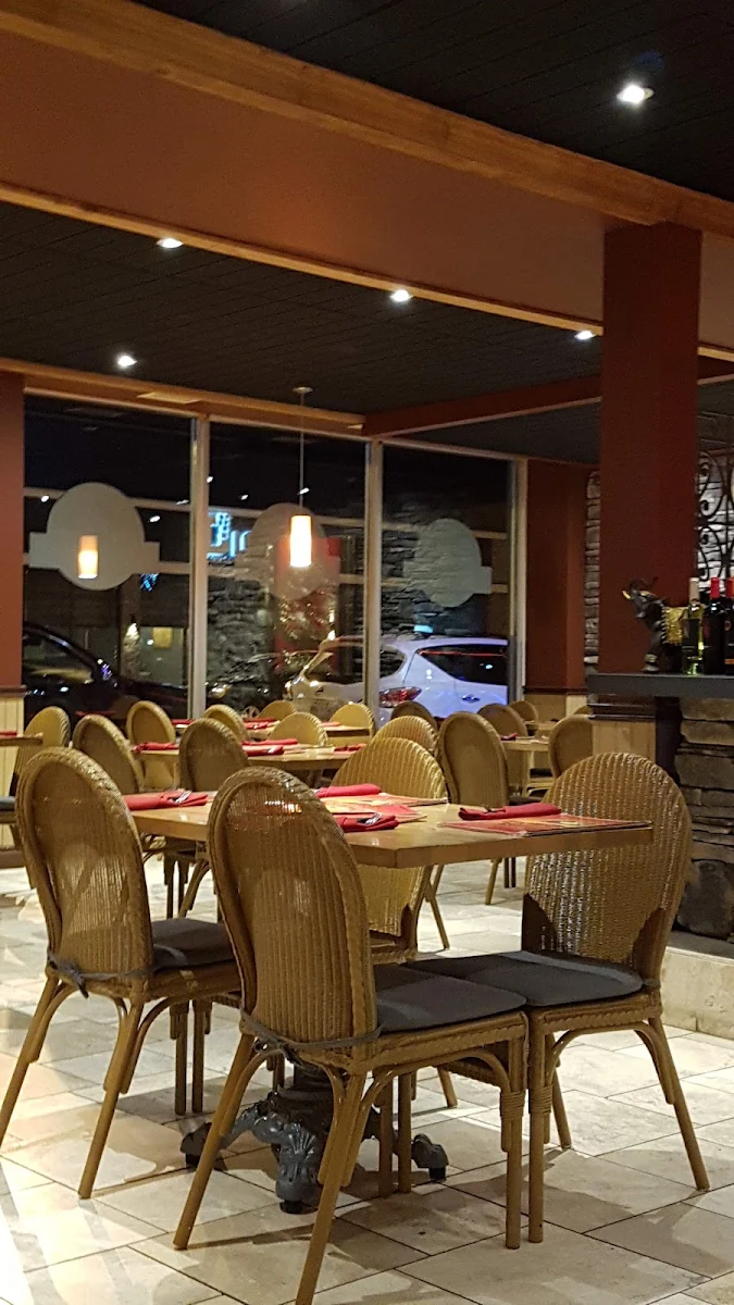 Vibe, Spice Hut Indian Cuisine.