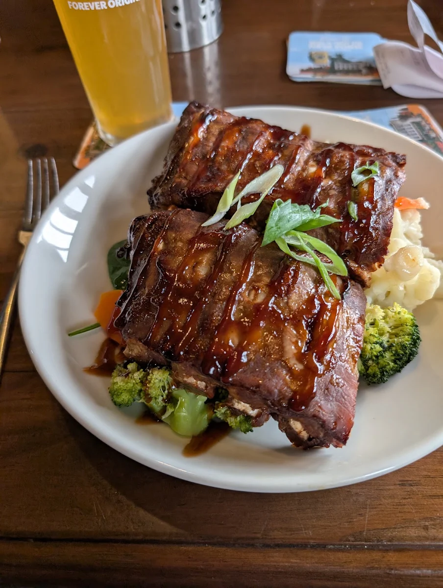 Food & drink, Tatong Tavern est. 1884