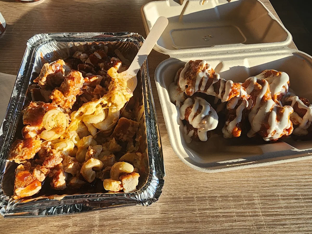 Food & drink, Mac N' Wings