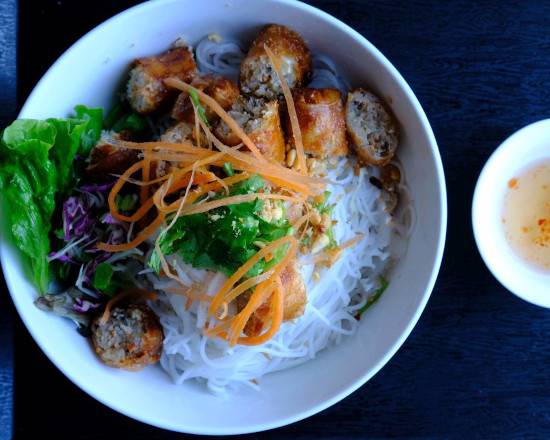 M7. Spring Rolls with Vermicelli Noodles
