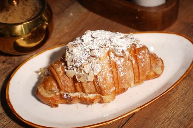 ALMOND CROISSANT
