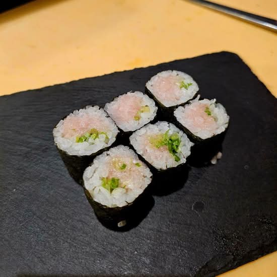 Yellowtail Scallion Roll