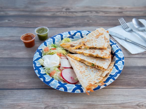 Quesadilla + 1 soda de lata
