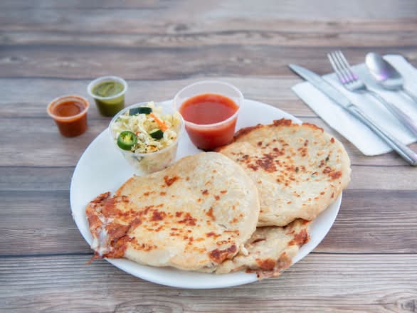 3 Pupusas + soda de lata
