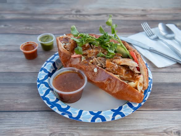 Pan con Pollo + 1 soda de lata