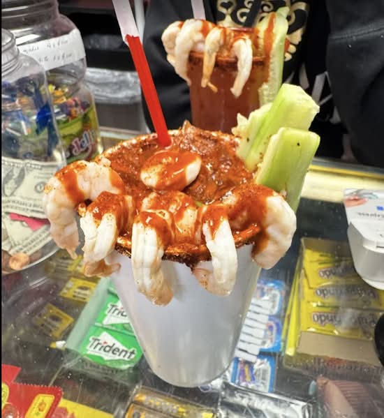 Clamato Preparando Con Camaron