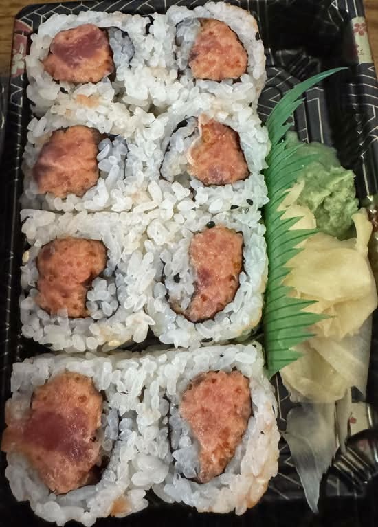 J22. Spicy Yellowtail Roll