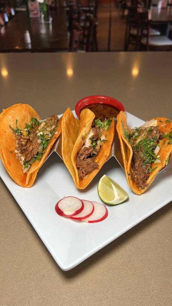 Birria tacos con consome