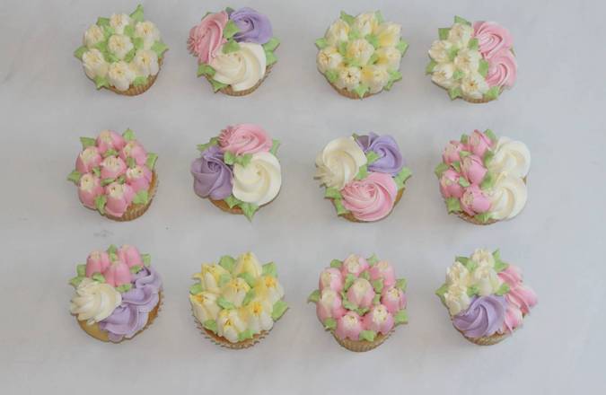 12 Vanilla Floral Cupcakes