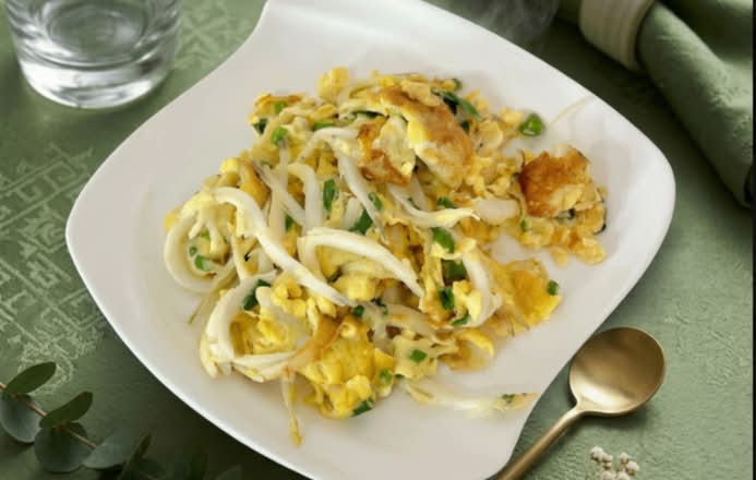 Scrambled Eggs With Icefish