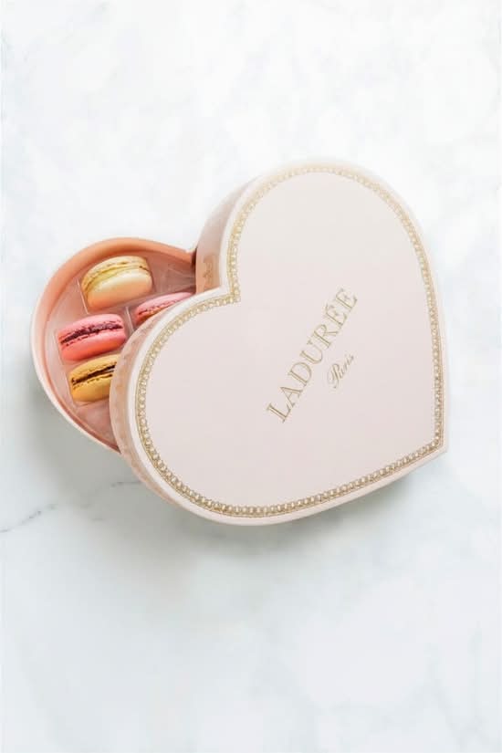 HEART SHAPED 15 MACARON BOX