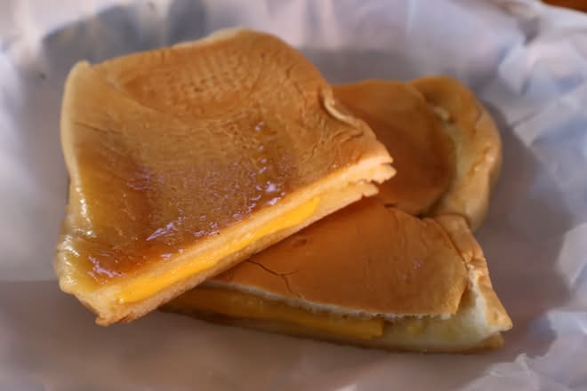 Tostada con Queso Americano
