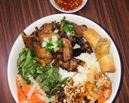 Bún tôm chả giò thịt nướng