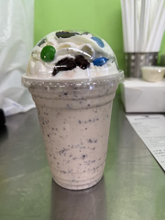 M&M classic Shake (16 oz)