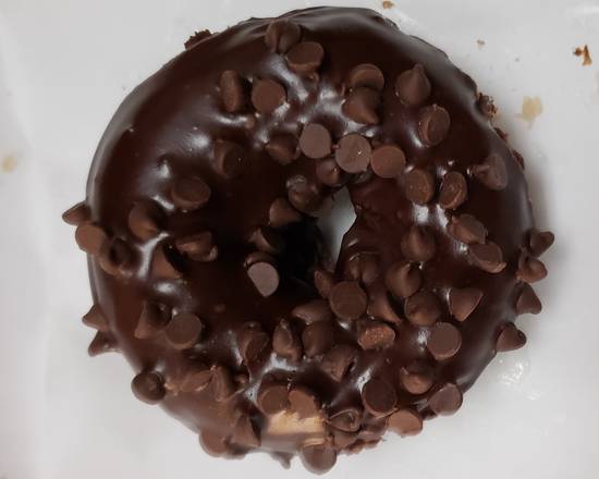 Cake chocolate icing w coconuts