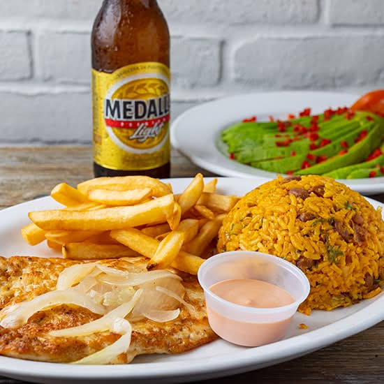 Pechuga de Pollo Encebollada/ Chicken Breast with Onions