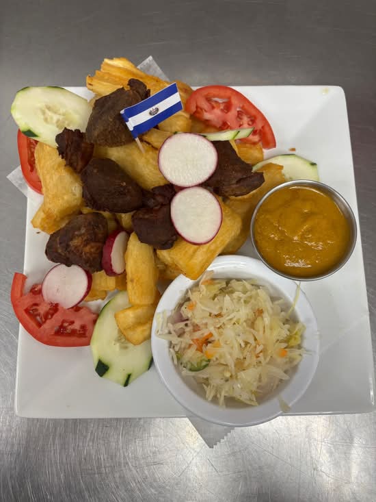 Yuca Frita Con Chicharrones
