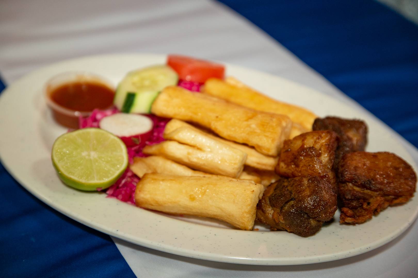 Yucca con chicharon