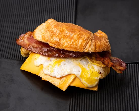 Croissant con Huevos Revueltos, Queso y Bacon