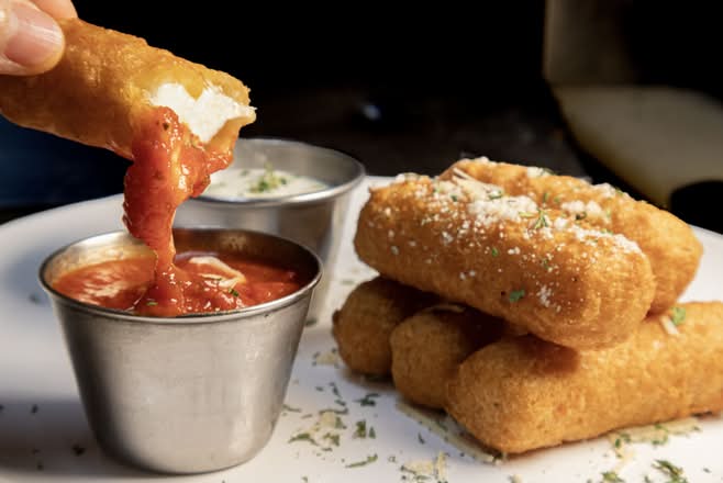 Mozzarella Sticks (6 Pieces)