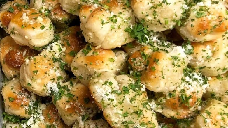 12 Garlic Knots