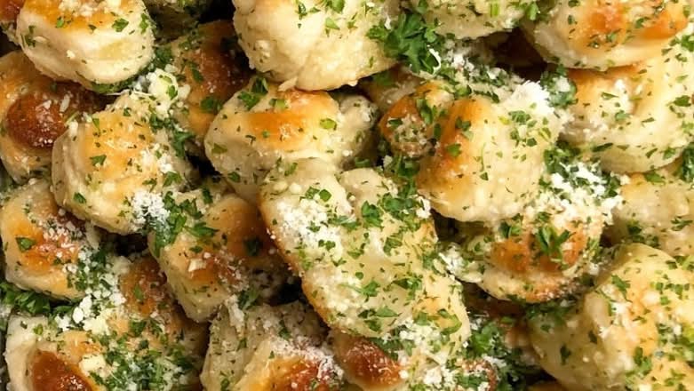 6 Garlic Knots