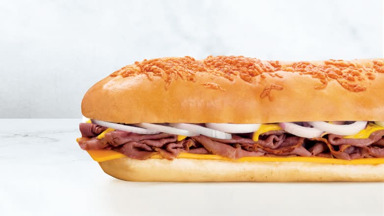 Small Roast Beef & Cheddar Sub / Petit sandwich au rosbif et au cheddar