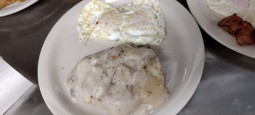 Biscuits & Gravy w Eggs