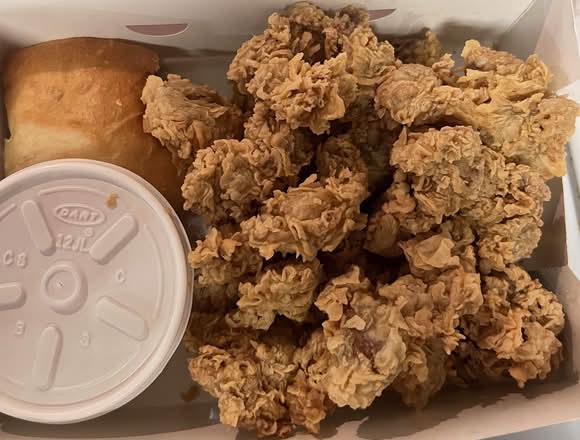 12 Pieces Livers/Gizzards, Gravy, Roll