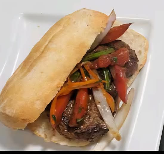Pan con Lomo Saltado