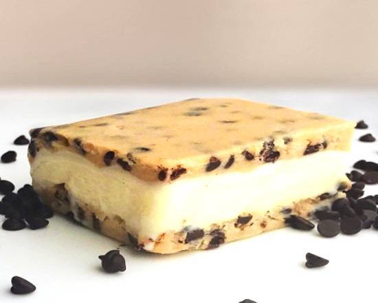 Chocolate Chunk Cookie Dough Sandwich/Vanilla Froyo