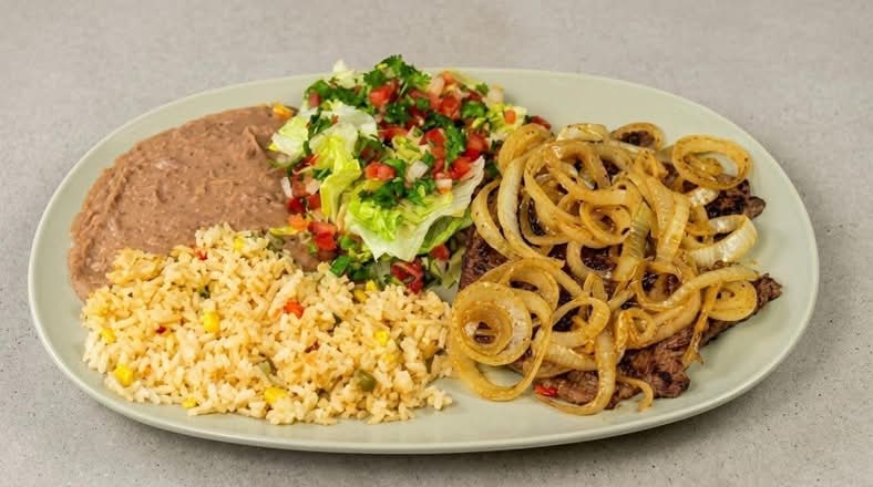 9. Bistec Encebollado