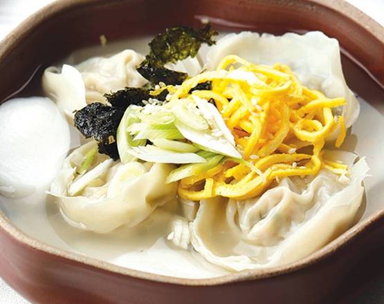 M8. 떡 만두국 (Rice Cake & Meat Dumpling Soup)