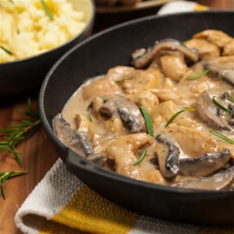Pechuga de Pollo con Crema de Hongos y Batatas fritas