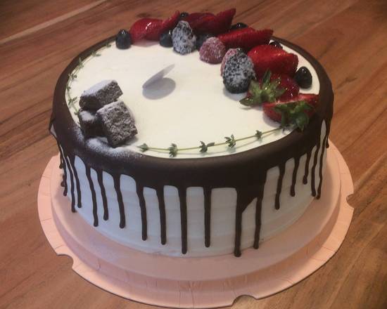 Strawberry Choco Cake ( 8 INCH )