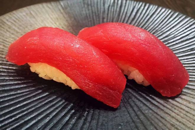 S1. Tuna Nigiri (Maguro)