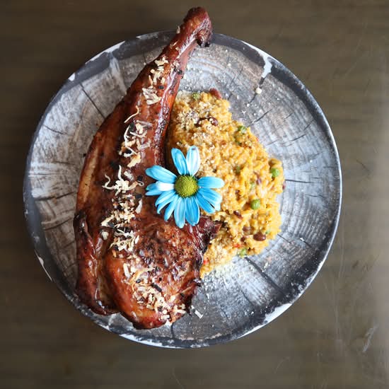 Tomahawk de Cerdo en Salsa de Guayaba y Coco