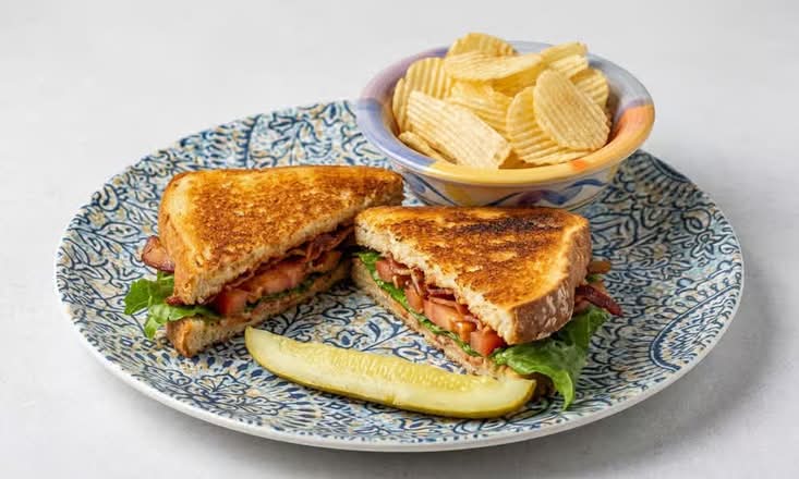 Leo Cafe BLT