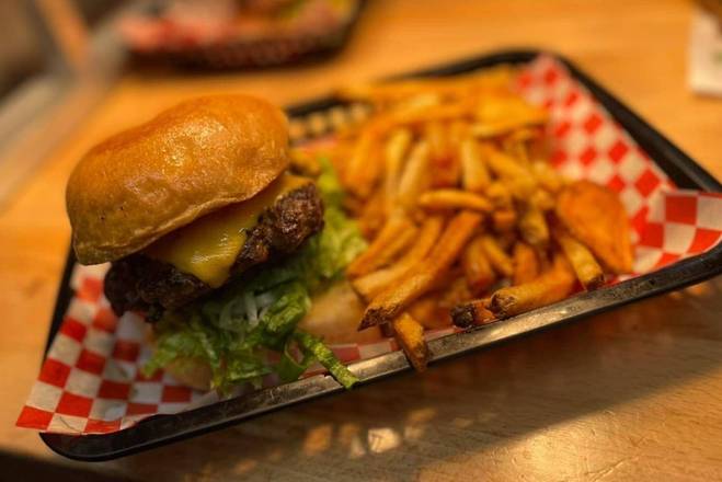 Classic Cheeseburger (1/2 lb)