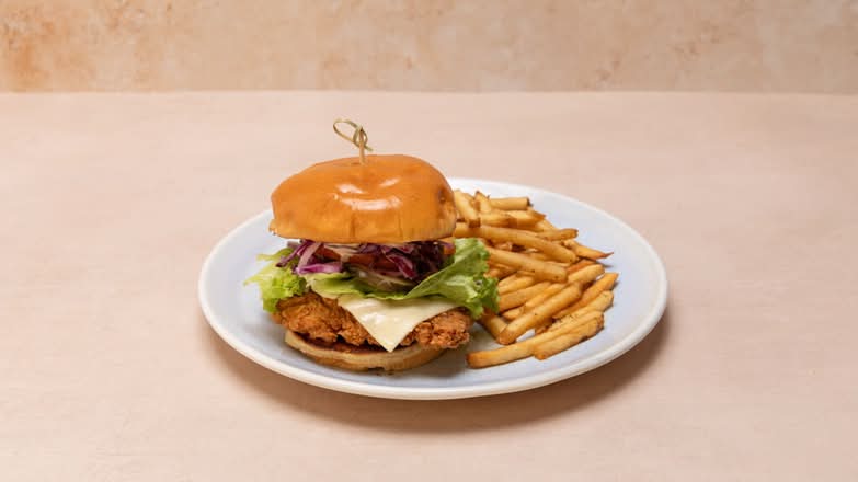 D’s Crispy Chicken Burger / Burger au poulet croustillant de D
