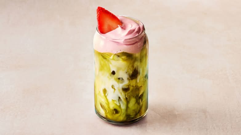 Strawberry Matcha Iced Latte / Latte glacé au matcha et à la fraise