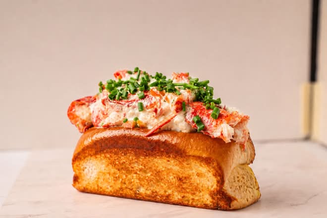 Maine Style Lobster Roll