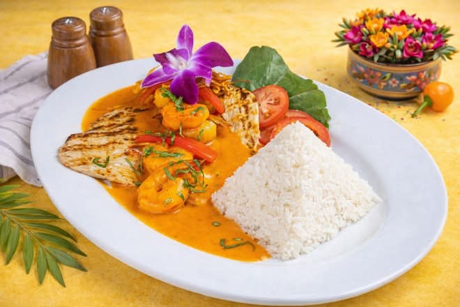 Pollo en salsa especial-camarones