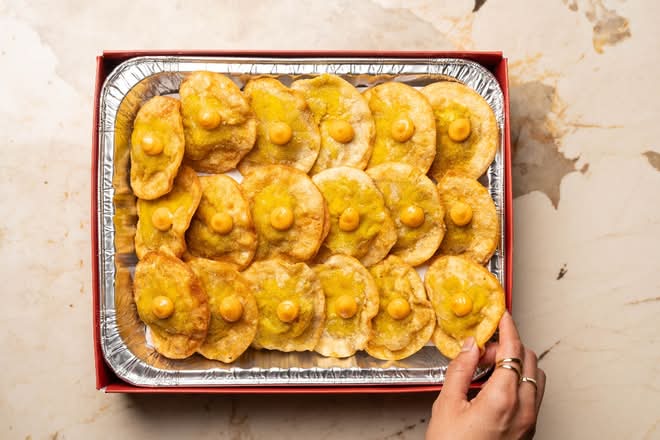 Pollo Empanadas in a tray (16 units)