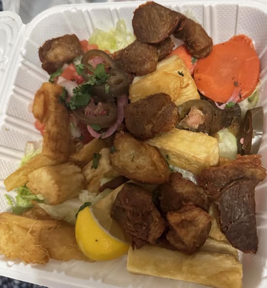 Yuca con Pollo O Chicharron