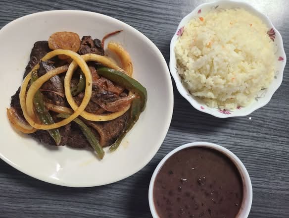 Bistec en Salsa (Stewed Beef Steak)