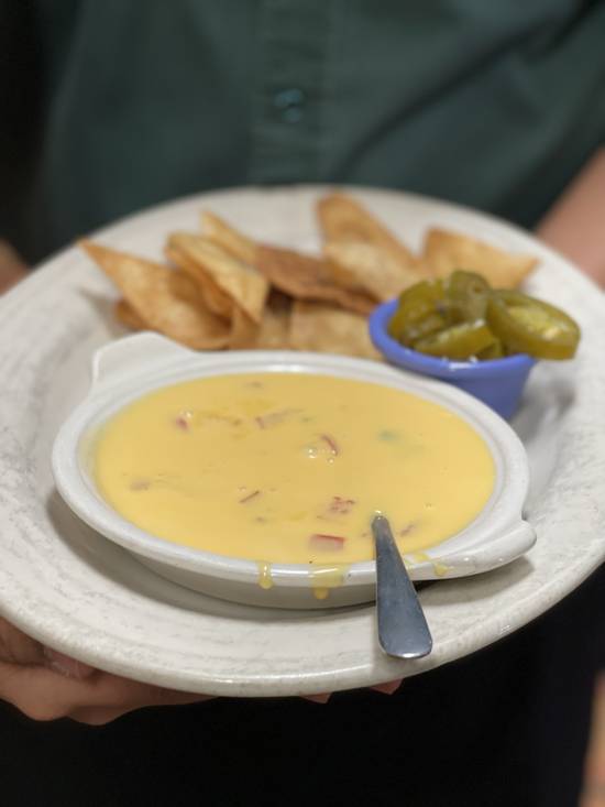 REGULAR CHILE CON QUESO .